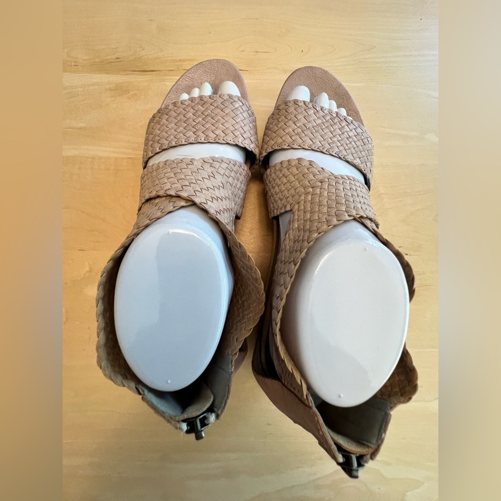 Eileen Fisher Women's Tan Woven Sandals - Picture 9 of 11
